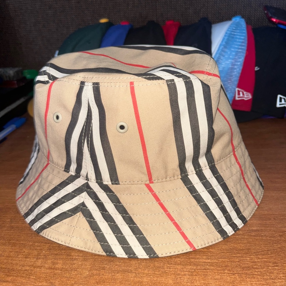 Burberry reversible bucket hat